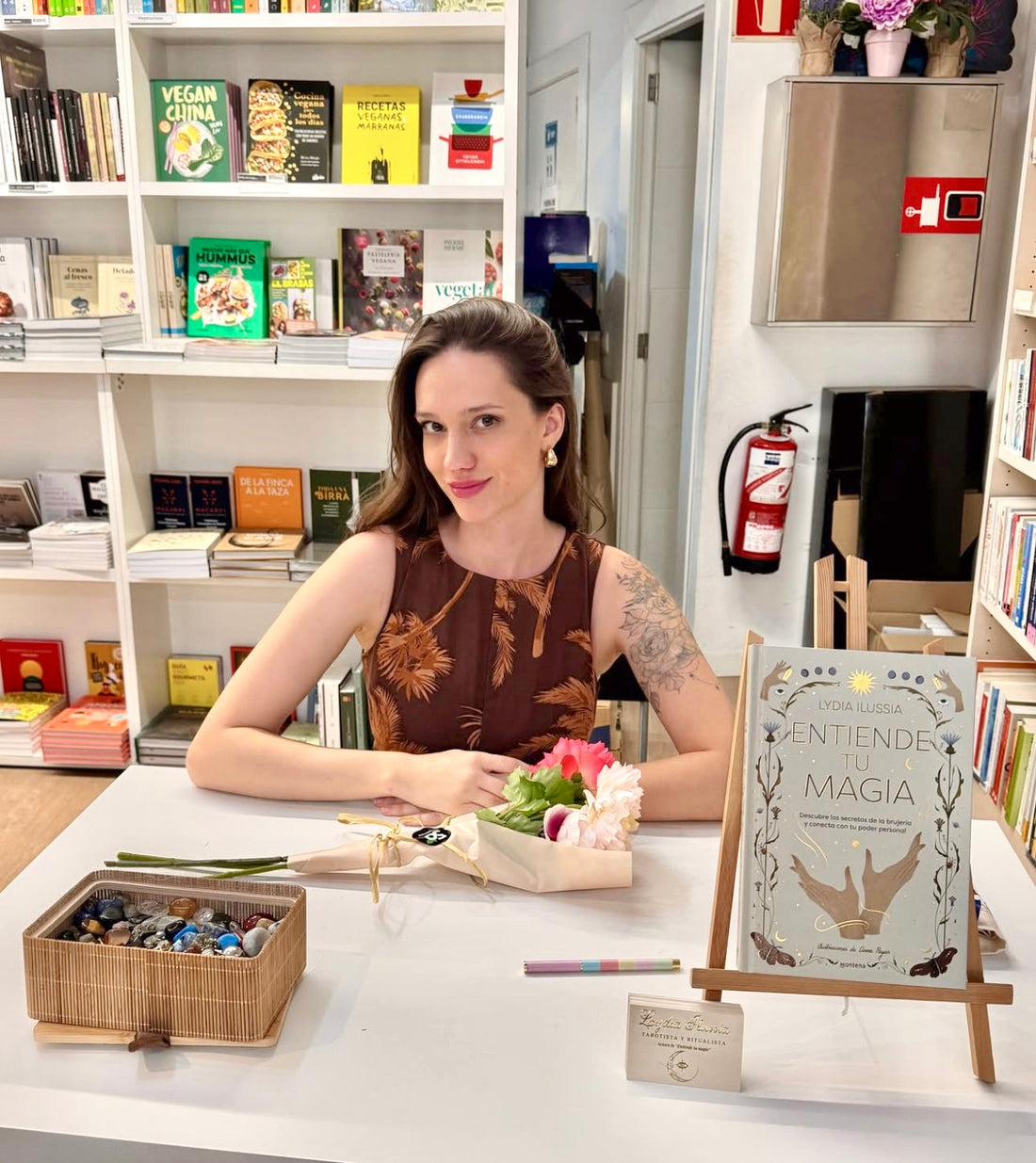 Imagen de LYdia firmando su libro