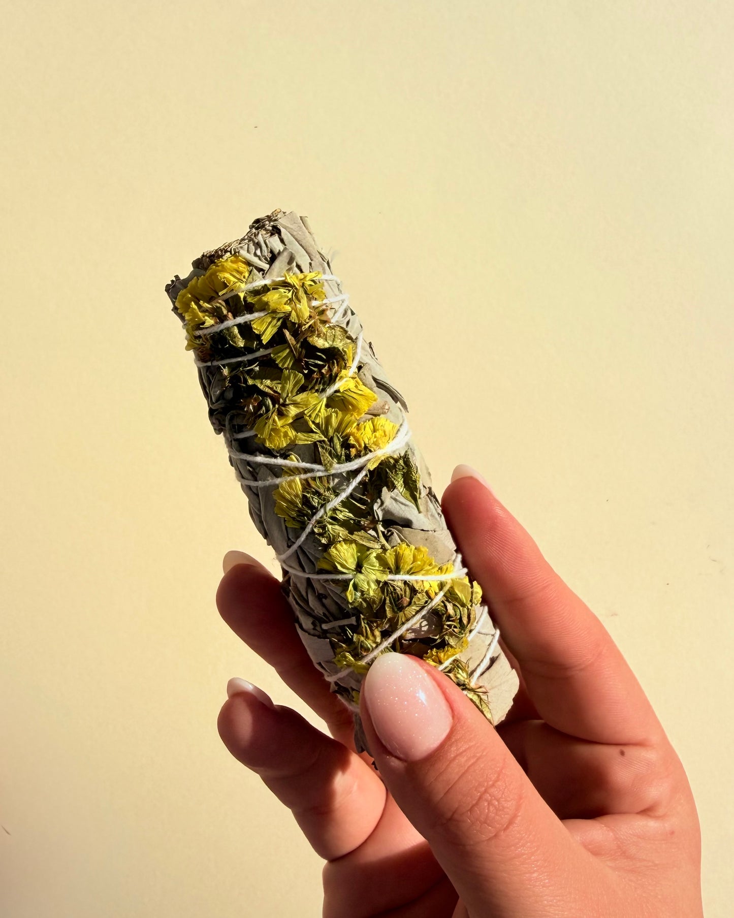 ATADO DE SALVIA BLANCA CON SINUATA AMARILLA - Sahumerio de Intención